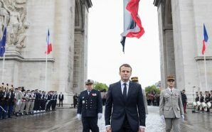 ماكرون يتعهد بنهج حازم في محادثاته مع بوتين