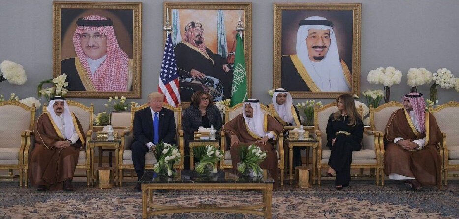 ترامب يصل السعودية لعقد ثلاث قمم تاريخية