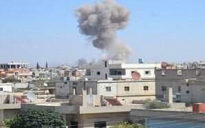 مقتل عشرات المدنيين إثر غارات على مخيم للنازحين ببلدة الرويضة…