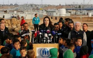 أنجلينا جولي تتفقد مخيم الزعتري وتدعو مجلس الأمن لإنهاء مأساة…