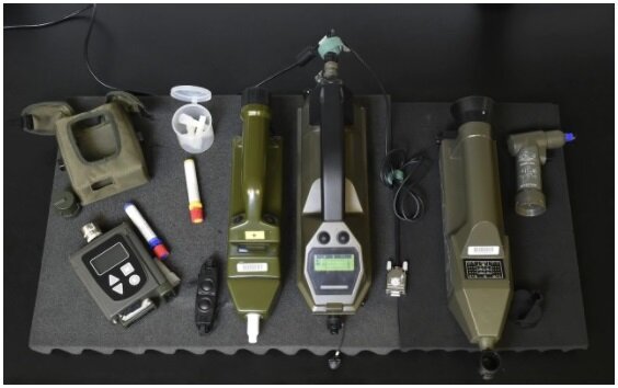 مجموعة أدوات مفتشي منظمة حظر الأسلحة الكيميائية وتشمل أجهزة استشعار كيميائية وجهاز كشف اللهب الضوئي ومطياف أيوني