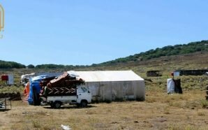 مخيم بريقة “المعدم” يؤوي آلاف السوريين الفارين من هجوم قوات…