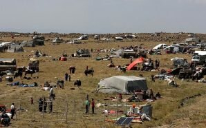 عودة آلاف النازحين إلى قراهم في درعا عقب توقيع اتفاق…