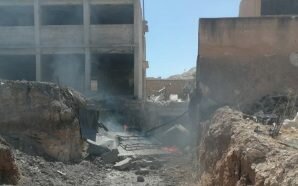 نزوح عشرات العائلات من إدلب مع تصعيد قوات النظام لقصفها…