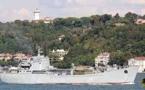 سفينة الإنزال الروسية نيكولاي فيلتشينكوف تنقل معدات عسكرية جديدة إلى…