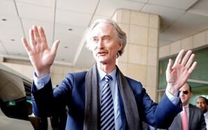 توقف غير بيدرسون عن أداء مهامه مؤقتا بسبب إصابة بالعين