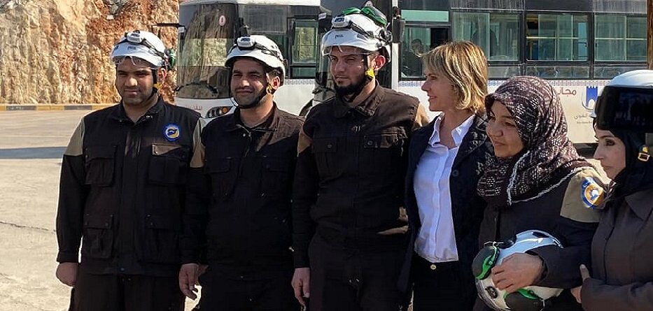 السفيرة الأمريكية كيلي كرافت مع متطوعي الدفاع المدني السوري على الحدود السورية التركية - 3 آذار 2020