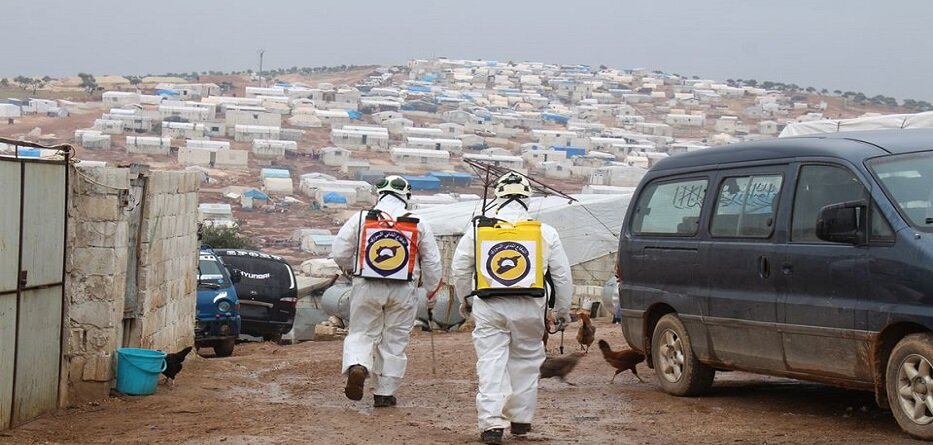 متطوعو الدفاع المدني السوري يكافحون فيروس كوفيد19 في أحد مخيمات النازحين في محافظة إدلب - 29 آذار 2020