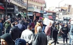 متظاهرون غاضبون في مدينة السويداء احتجاجا على تردي الأوضاع الاقتصادية - 7 حزيران 2020